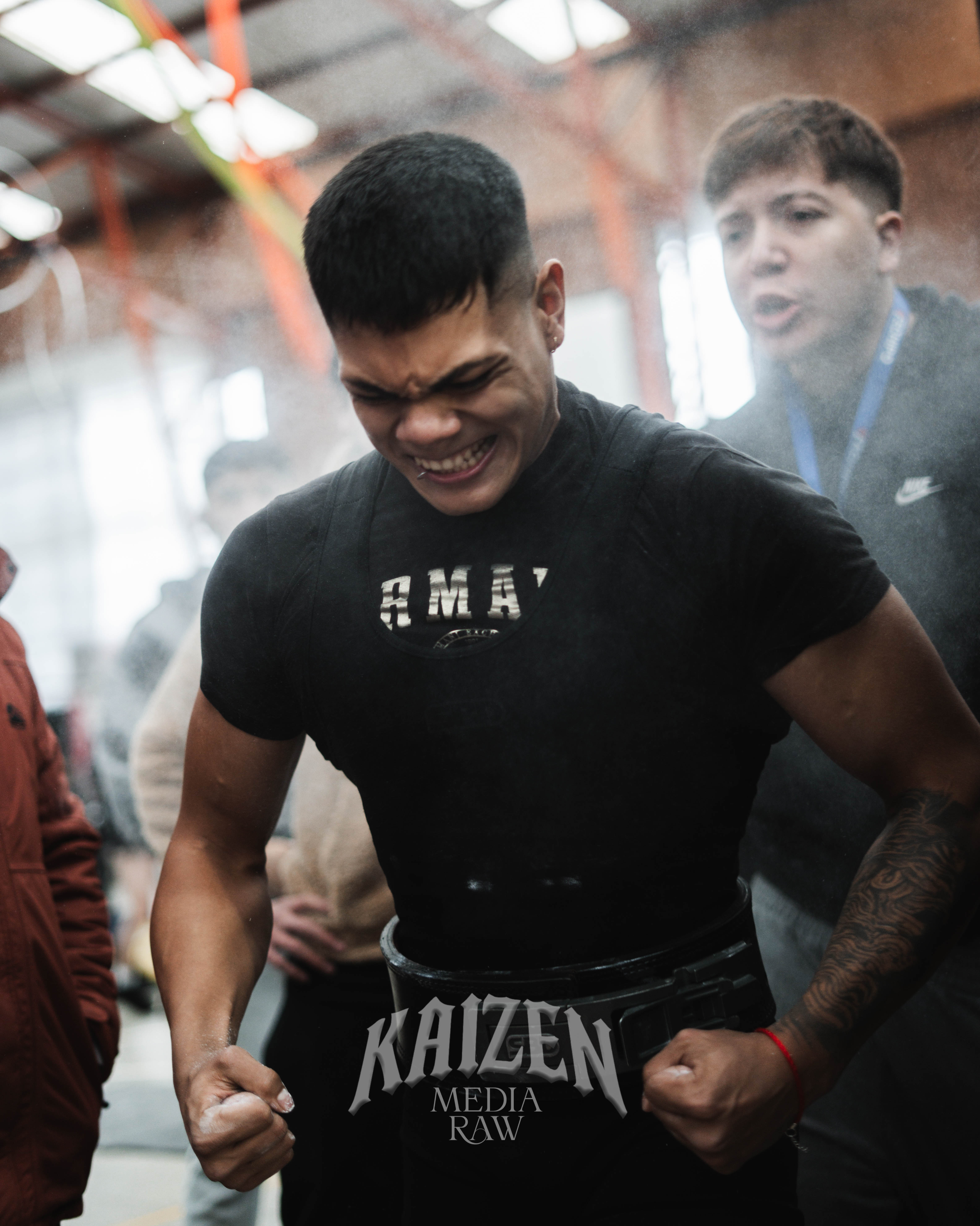 Coche de la marca Derco en un camino de tierra